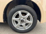 アルミホイールが装備されています。このちょっとしたポイントで車が格段にかっこよく見えますね☆