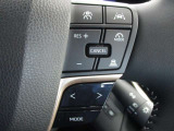 ステアリング右側にクルーズコントロールスイッチがあります。アクセルペダルを踏まなくても、一定の車速で走行することができます。