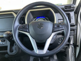ステアリングに複数のスイッチを備え、運転姿勢を保ちながら手元で各種操作を行えます。メーターや周辺スイッチの位置も確認しやすく、日常の運転を便利にサポートします。