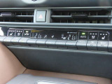 デュアルオートエアコン搭載☆運転席と助手席でエアコンが独立しているのでドライバーも同乗者もより快適にドライブができます♪