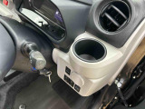 運転席にはドリンクホルダー完備!収納スペースもあって使い勝手良し!!