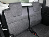 三列目には左右それぞれにシートとヘッドレストを備え、乗車人数に合わせて活用できます。後席に座る方も落ち着いて過ごせる、まとまりのある室内空間が広がっています。