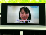 車内の画面でテレビ番組を視聴できる装備です。停車中の休憩時間などに映像を楽しめるため、待ち時間を過ごす際にも活用できます。操作メニューも表示され、選択内容を確認しやすい構成です。