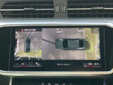 【 サラウンドビューカメラ 】車両の4つのカメラから得た映像を合成し、上空から眺めているような映像をモニターに映し出します。車両周辺の歩行者や障害物などの発見に役立ちます。