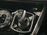 スムーズな操作で快適に運転を楽しめる、シフトポジションを電動で制御する電子式シフトレバーです。