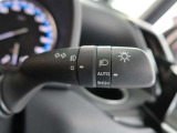 車外の明るさに応じて、自動的にライトの点灯・消灯をしてくれます