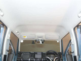 明るい色の天井は車内を広々と感じさせます。