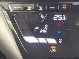 【オートエアコン】一度お好みの温度に設定すれば、車内の温度を検知し風量や温度を自動で調整。暑い&hellip;寒い&hellip;と何度もスイッチ操作をする必要はありません。快適な車内空間には必須の機能ですね♪