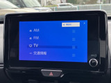 メニューからTVを選べるため、停車中に映像やテレビ番組を視聴できます。ラジオや交通情報なども選択でき、休憩時間を車内で過ごす際にも役立つ装備です。