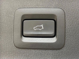 【パワーバックドア】スマートキーや運転席のボタンを押すだけでリアゲートが自動で開閉します!荷物を持っている時や、高い位置にあるバックドアを閉める際に便利な機能です♪