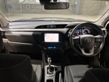 運転席から助手席まで視線を遮るものが少なく、前方の見通しが良い運転席まわりです。メーターや画面も目に入りやすい位置にまとまり、乗り始めから車内全体を把握しやすい印象です。