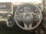 【ハンドル】運転にかかわる様々な操作を安全に行えるように視点移動が少なく操作性に配慮されたスイッチ類が凝縮されたコックピットです。