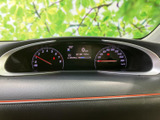速度計などの計器と中央の表示部がまとまり、運転に必要な情報を視線の届きやすい位置で確認できます。表示がひと目で把握しやすい配置で、日々の運転を支えるメーターパネルです。