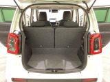 開口部も広く荷物の積み下ろしもしやすいお車となっております。シートの背もたれは5:5の割合で分割して可倒できるので、長いお荷物などを載せることもできます。