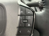 前方の車との車間を設定し、スピードを上げたり緩めたりを自動で行ってくれる追尾式の「レーダークルーズ」。上級装備の一つです!高級車にしかつかない嬉しい機能です。