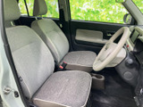 前席は明るい色合いのシートと落ち着いたドア内張りでまとめられ、車内に穏やかな雰囲気が広がります。座面や背もたれにゆとりを感じる形状で、前席で過ごす時間も心地よく感じられます。