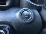 エンジンスタートボタンです。キーが車内にあれば、エンジンの始動・停止はブレーキを踏んでスイッチを押すだけ!キーを取り出す手間を省き、ワンプッシュでエンジンを操作するので簡単でスムーズです。