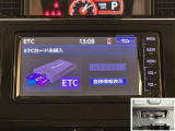 ナビ画面連動ETC付きです。高速道路料金所での小銭の出し入れや雨天時における窓の開け閉めなどの煩わしさが解消できます。料金所の通過もスムーズで快適ですよ。☆使用履歴表示や音声案内もしてくれます☆