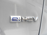 ★e:HEVエンブレム★日常の走行のほとんどをモーター走行を中心としたパワフルかつ静かな走りに。走行シーンに合わせて3つのモードを切り替え、高効率な走りを実現しています。