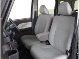 長時間の運転も疲れにくいフロントシート!体をしっかり支えてくれて運転がしやすい形状です!