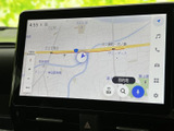 地図上に現在地や道路、周辺施設が表示され、目的地検索の操作も画面上から行えます。ルート確認や行き先の設定がしやすく、初めて訪れる場所への移動にも役立ちます。