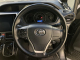 手元には複数のスイッチが配置され、運転姿勢を大きく変えずに各種機能へアクセスできます。メーターやナビ画面との位置関係も分かりやすい運転席まわりです。