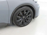 装着タイヤサイズは、235/45R21です。純正アルミホイールを装着しております。