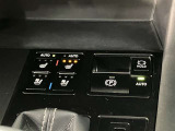 シフトレバー奥のエアシート&シートヒーター操作スイッチです。