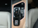 電気自動車およびe-POWER車特有の、軽い操作感なシフトレバー。パーキングブレーキは電磁式です。