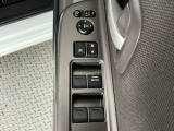 運転席のスイッチで全てのウィンドウの開閉操作を行うことができます。ロックボタンをONにしておくと、運転席以外のウィンドウは作動しないのでお子様を乗せているときなども安心ですね♪