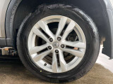 225/60R17ノーマルタイヤ装着車♪各種アルミホイールや、スタッドレスタイヤも取扱いしております。是非ご相談ください♪