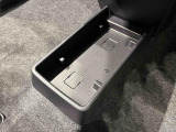 ティッシュ箱もぴったり収まるセンターフロアトレイ