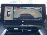 周囲の映像に加えて車両を上から見た表示も確認でき、駐車時の周辺確認をサポートします。ガイド線も表示されるため、車庫入れや幅寄せの目安として便利です。