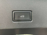 パワーテールゲート装備でバックドアの開閉がスムーズに行えます。メモリー機能付きなので開閉度の調整が細かく設定することが可能です。