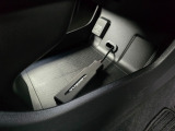 アームレスト下に設けられた深型の大容量コンソールボックスです。内部には12Vアクセサリーソケット(180W)を完備し、スマートフォン等の充電ケーブルをスッキリ隠しながら給電していただけます。