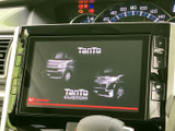 画面には車両の案内表示があり、音楽や各種メニューの確認にも使えるナビ・オーディオです。ボタンも画面まわりにまとまり、日々の移動をサポートする装備として活用いただけます。