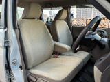 【運転席・助手席】座り心地の良い運転席・助手席です。長時間のドライブの疲れ軽減に貢献します。どうぞ快適なドライブを。