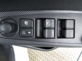 運転席の窓操作部分です。スイッチでミラーや窓の開閉が電動で行えます。
