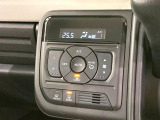【オートエアコン】一度お好みの温度に設定すれば、車内の温度を検知し風量や温度を自動で調整。暑い&hellip;寒い&hellip;と何度もスイッチ操作をする必要はありません。快適な車内空間には必須の機能ですね♪