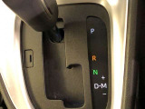 操作しやすいATシフトです。シフトチェンジを気にしなくてよいので運転だけに集中できますね。自然と手に届くところにある、手になじむ形状のシフトノブがいいですね。
