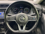 手元にスイッチがまとまり、運転姿勢を保ちながら必要な操作を行いやすいレイアウトです。メーター類も正面に収まり、視線の移動を抑えて運転に集中しやすい環境が整っています。