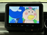 停車中にテレビ映像を視聴でき、待ち時間などのひとときを過ごす際にも便利です。画面は見やすい位置に配置され、ほかのメニューへの切り替えも行いやすい設計。休憩時の楽しみが広がります。