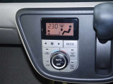 【オートエアコン】設定した温度になるように車が自動で風量や吹き出し口、冷暖房の強さを調整してくれるエアコンです。一度温度を設定すれば、自動で快適な室温を保ってくれるので運転に集中しやすいですよ♪