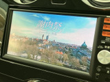テレビ映像を表示でき、停車中の待ち時間を過ごす際にも活用できます。画面上で映像を楽しめる装備が備わり、ちょっとした休憩の時間をより快適に過ごしたい方に便利です。