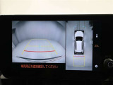 パノラミックビューモニターを装備。駐車場や交差点でクルマを真上から見るように周囲を確認できます。機能の詳細は販売店スタッフまでおたずねください。
