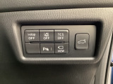 各種機能の切替スイッチは運転席パネル下に集約されています。任意で切り替え可能なため状況に合わせてお使いください。