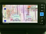テレビ画面を備えており、停車中の休憩時間などに映像を視聴できます。画面上で放送内容を確認しやすく、車内で過ごす時間を快適に楽しめる装備です。