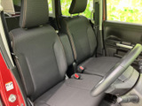 前席は左右にゆとりを持たせた配置で、運転席と助手席それぞれにヘッドレストを備えています。落ち着いた色合いのシートで、乗り降りの際も車内の様子を確認しやすい空間です。