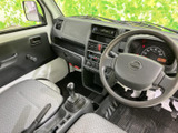 オーディオはダッシュボード中央の見やすい位置にまとまり、運転席から視線を移しやすい配置です。空調や周辺のスイッチ類も近くに集まり、日常の運転中に必要な操作を確認しやすい実用的なレイアウトです。