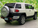 背面に備わるスペアタイヤと角形のボディが、存在感のある後ろ姿を演出します。丸みを帯びたランプやバンパーの配色も印象的で、洗練された佇まいが魅力です。
